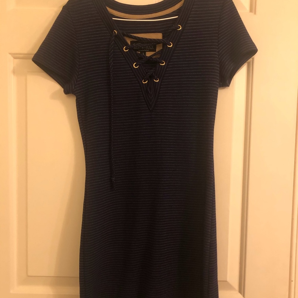 Dress with laces tie